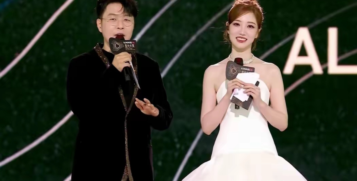 JackeyLove迎来十赛季出色发挥，湖人观众热烈欢呼！