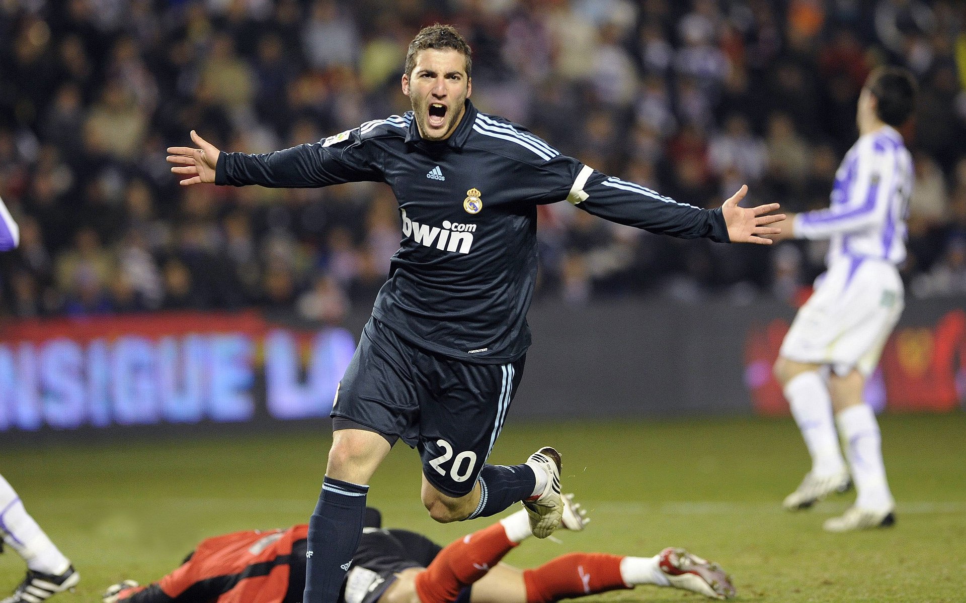 表现优异引发热议！，德布劳内在掘金比赛中重返赛场赛场气氛高涨