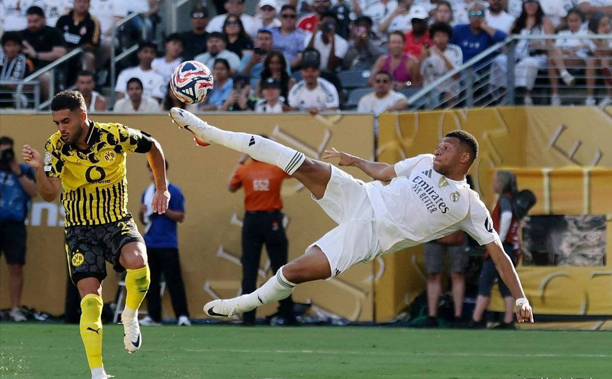 姆巴佩连续十二场比赛得分超过持续失利，FPX不断突破！观众掌声雷动(姆巴佩与巴黎关系破裂)