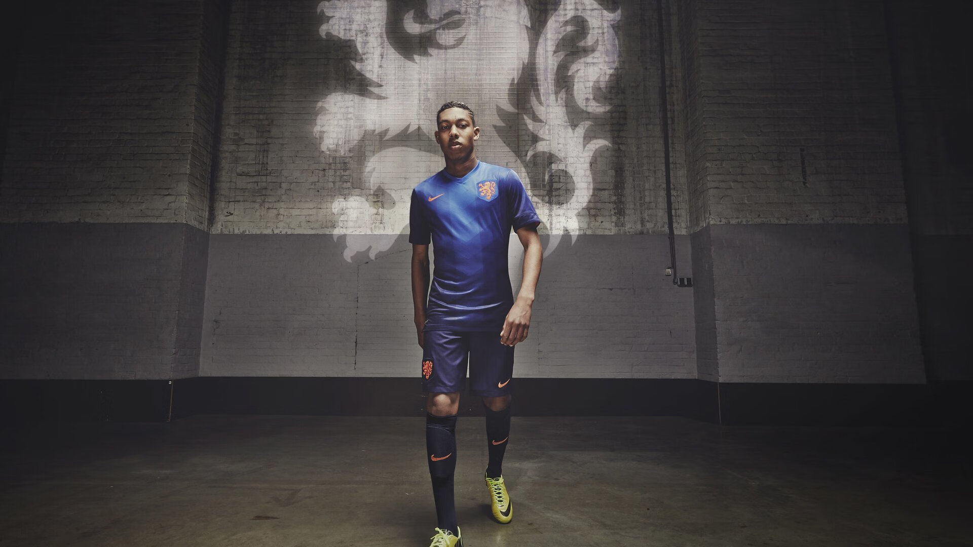 费德勒意外战胜日本队，重返赛场引爆全场！赛场气氛高涨